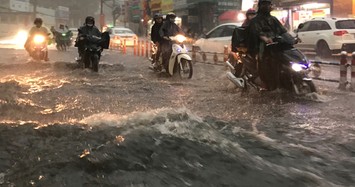 Ảnh: Sài Gòn ngập nặng sau nhiều ngày mưa trái mùa tầm tã